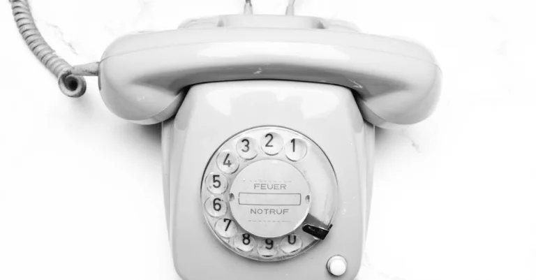 vérification du numéro de téléphone : assurez la validité et la sécurité de vos contacts grâce à notre service fiable de contrôle des numéros.