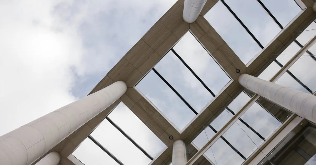 découvrez notre plafond autoportant, une solution innovante et durable pour un intérieur esthétique et fonctionnel, facile à installer et sans besoin de supports supplémentaires.