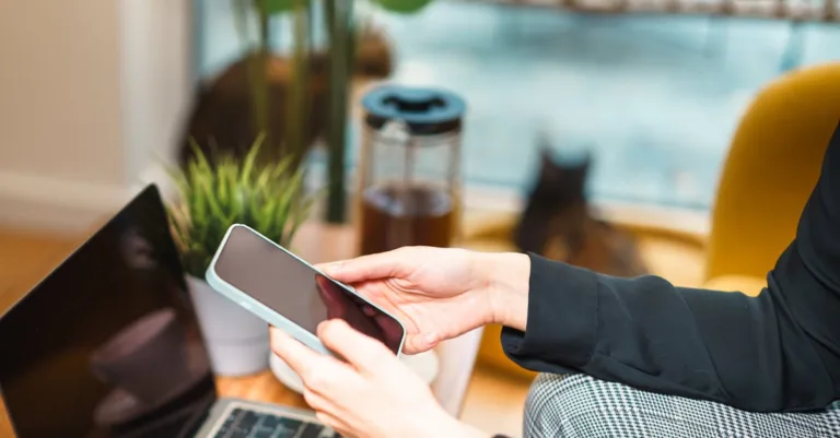 découvrez notre chatière électronique sécurisée, offrant un accès contrôlé et pratique pour votre chat tout en assurant la sécurité de votre maison.