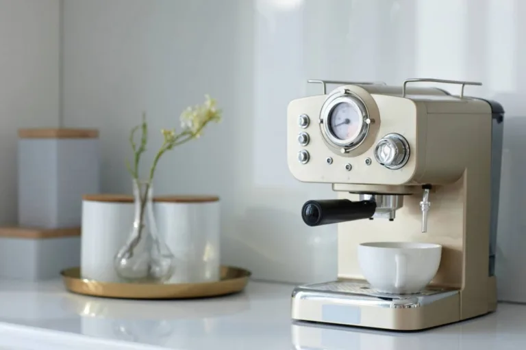 Machines à café design : l&rsquo;esprit 50&rsquo;s avec broyeur moderne