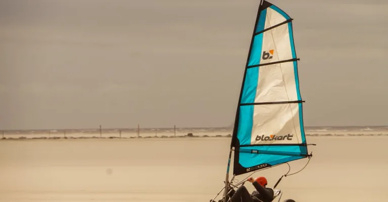 découvrez le land sailing, un sport de voile terrestre alliant vitesse et sensations fortes sur des terrains plats. parfait pour les amateurs d'aventure et de plein air.