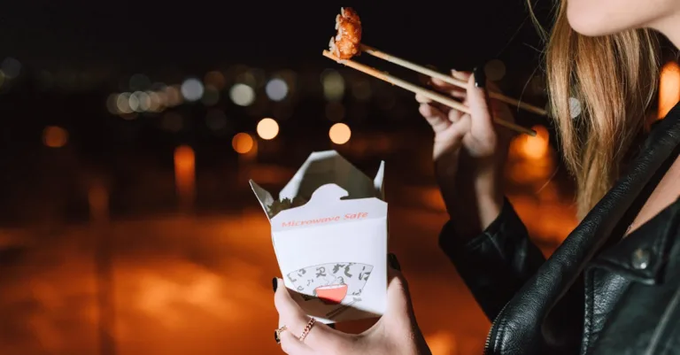 carton compatible micro-ondes : découvrez des emballages sûrs et pratiques pour chauffer vos aliments sans risque au micro-ondes.