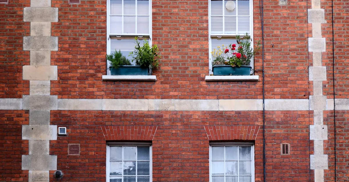 découvrez tout ce qu'il faut savoir sur le mur mitoyen : définition, règlementation et implications pour les propriétaires et voisins.