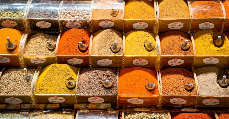 découvrez notre sélection d'épices aromatiques pour rehausser le goût de vos plats et éveiller vos papilles.