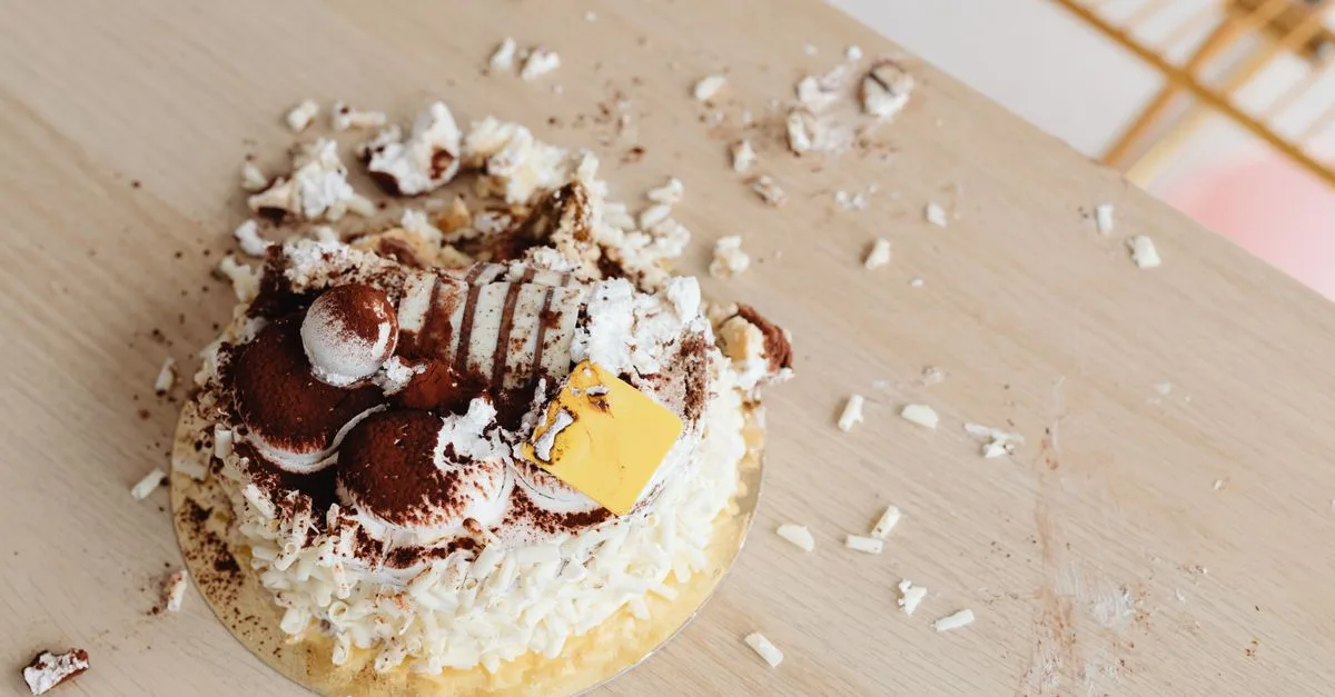 découvrez les causes courantes du collapse de cake et apprenez comment éviter que votre gâteau ne s'effondre pour réussir des desserts parfaits à chaque fois.