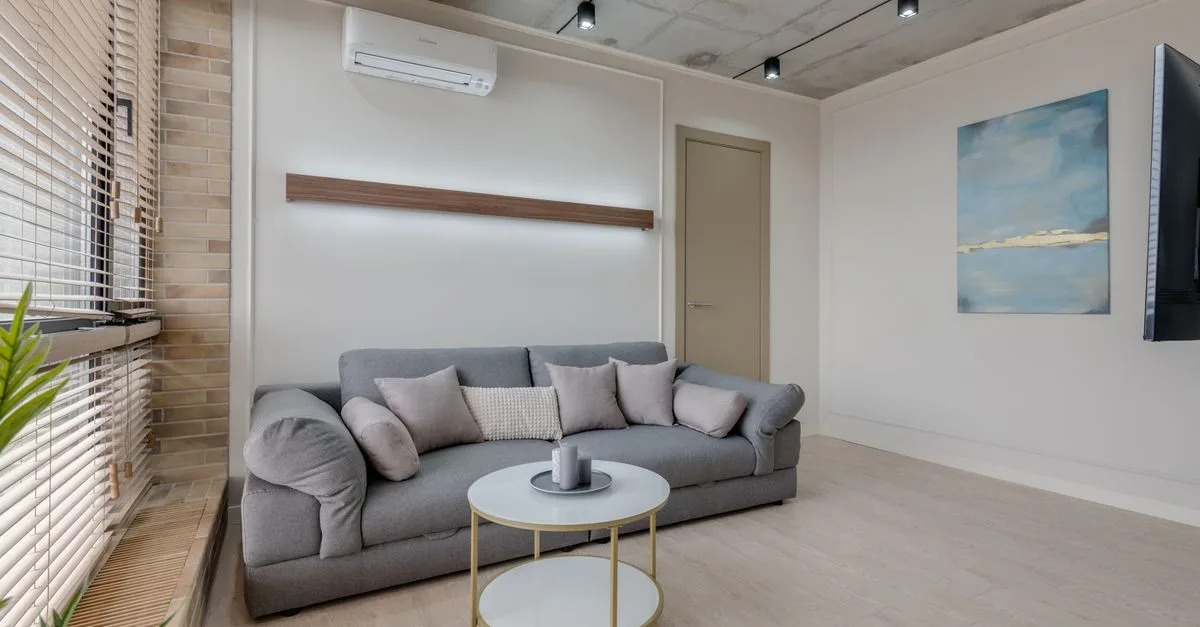 découvrez comment aménager un salon froid avec des conseils de décoration pour créer une atmosphère accueillante et chaleureuse malgré les températures basses.
