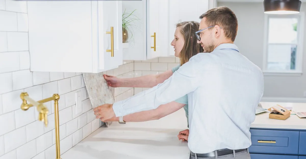 découvrez des matériaux de crédence faciles à nettoyer pour une cuisine pratique et esthétique. optez pour des surfaces résistantes aux éclaboussures et simples d'entretien.