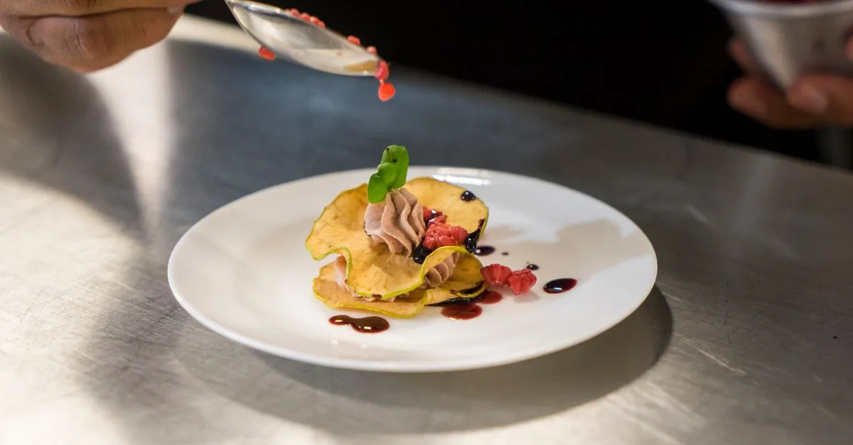 découvrez la gastronomie normande, riche en saveurs authentiques avec ses produits locaux comme le camembert, les fruits de mer et le cidre traditionnel.