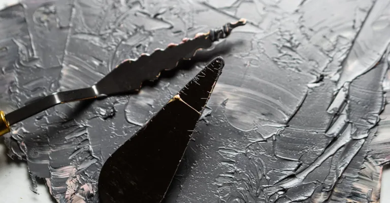 découvrez l'art captivant du séchage de la peinture dans l'obscurité, une exploration unique des couleurs et des textures qui prennent vie dans l'ombre.