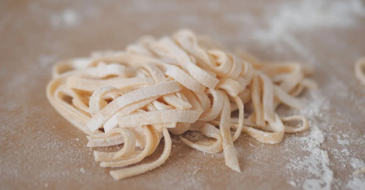 découvrez pourquoi les pâtes fraîches collent et comment éviter ce problème pour des plats savoureux et parfaitement réussis.