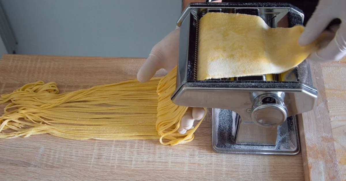 découvrez pourquoi les pâtes fraîches collent et comment les empêcher grâce à nos astuces simples et efficaces pour une cuisson parfaite à chaque fois.