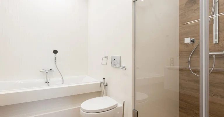 découvrez comment déterminer la hauteur idéale pour le drain de votre toilette afin d'assurer une installation correcte et éviter les fuites.