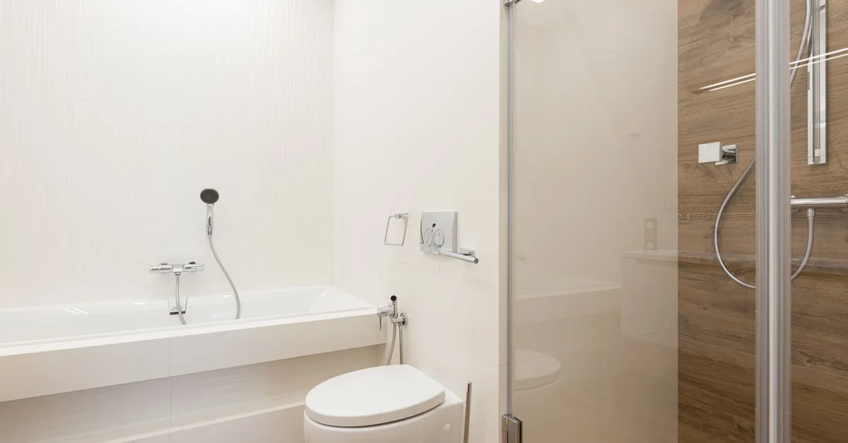 découvrez comment déterminer la hauteur idéale pour le drain de votre toilette afin d'assurer une installation correcte et éviter les fuites.