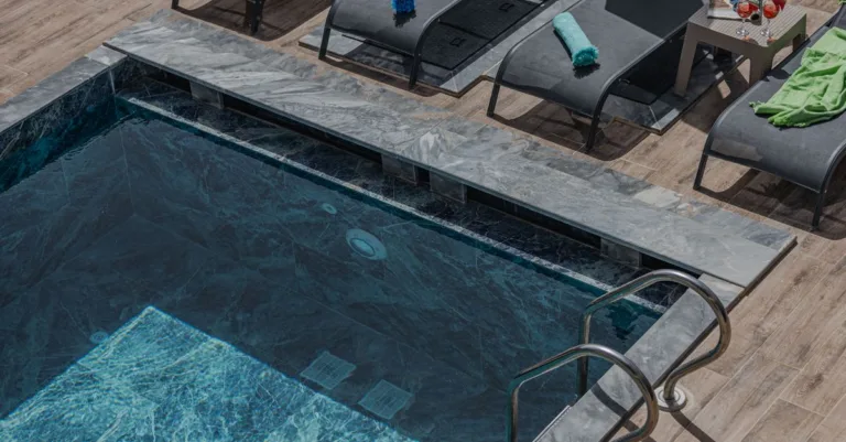 revêtement de piscine gris clair : une solution élégante et durable pour protéger et embellir votre piscine.